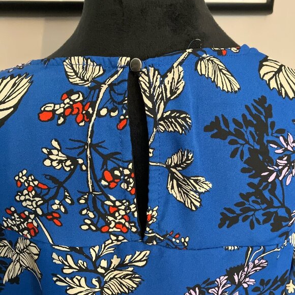 W5 medium blue floral‎ semi-sheer blouse with flutter sleeves - Picture 3 of 5